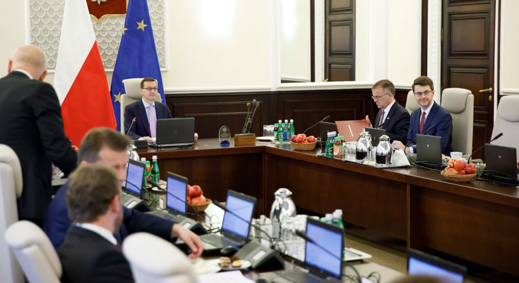 Szykuje się niespodziewana DYMISJA. Politycy próbują to zatuszować