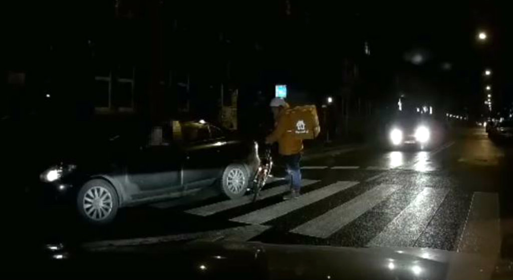 Szaleniec próbował rozjechać mężczyznę, a potem go pobić. Makabryczne nagranie z dużego polskiego miasta