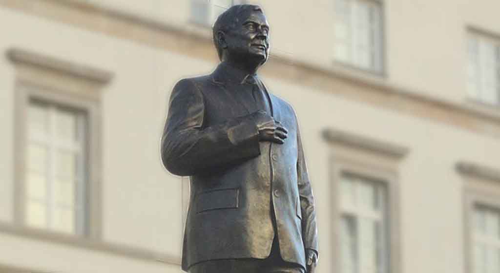 Grób legendarnego bohatera Polski w opłakanym stanie! Przez hucpę z pomnikiem Kaczyńskiego?!