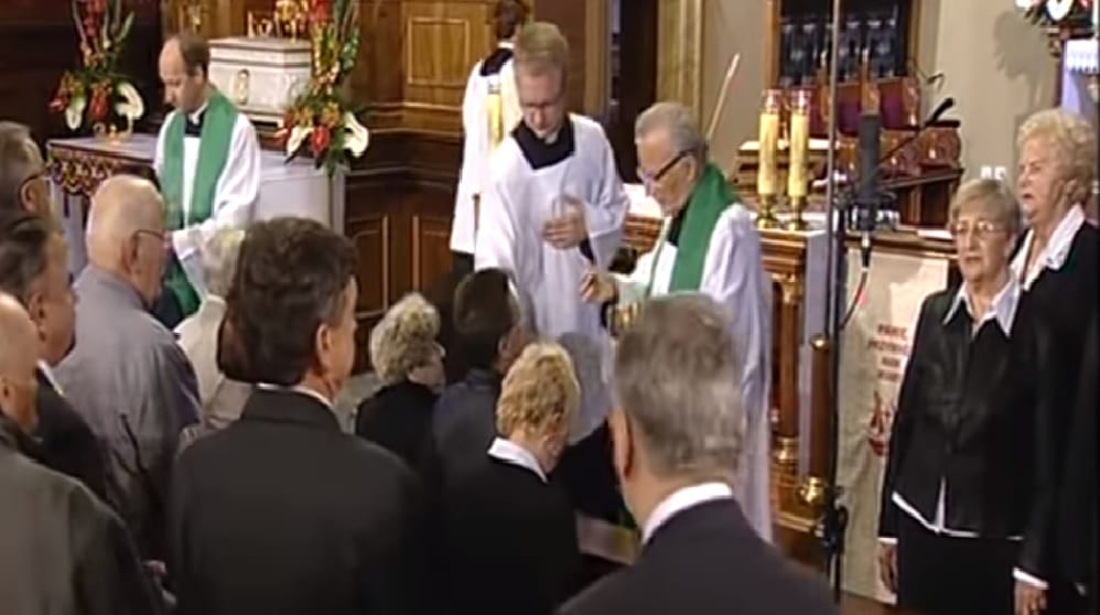 Ile dać księdzu po kolędzie? Nie ma oficjalnego cennika, ale...