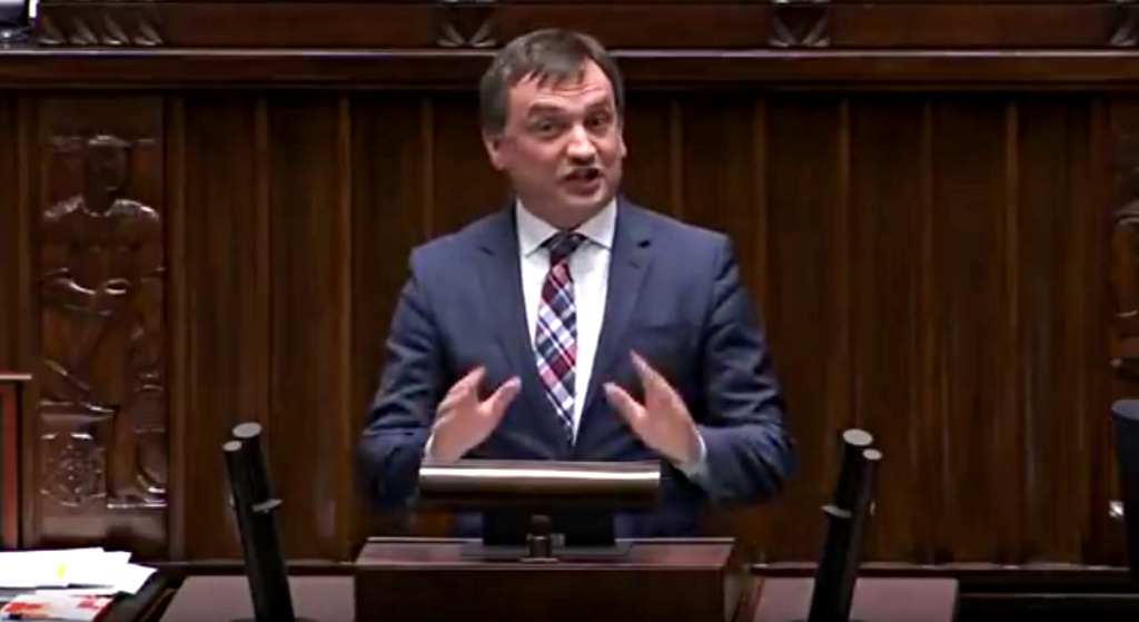 Zbigniew Ziobro w bestialskiej furii próbuje zniszczyć choinkę. Bombki podniosły mu ciśnienie