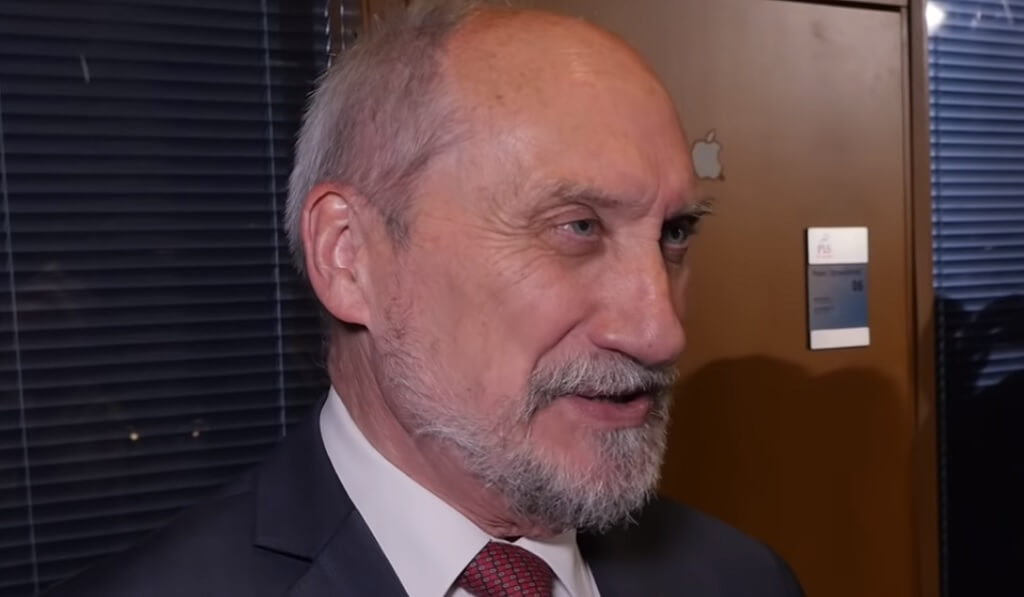 Błaszczak ustąpił Macierewiczowi! Wyborcy przecierają oczy ze zdumienia