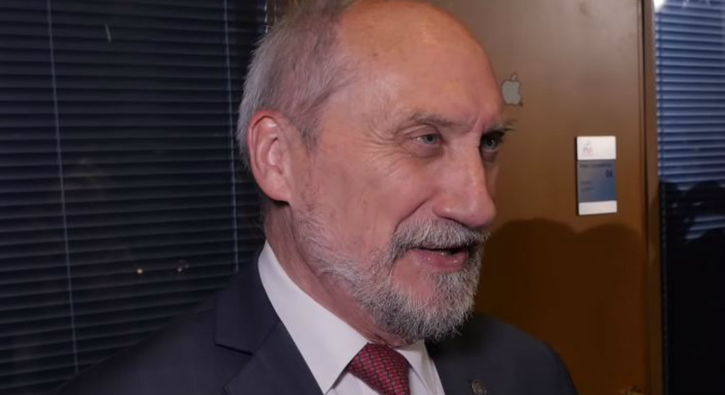 Macierewicz prześladowany. Piekło byłego szefa MON