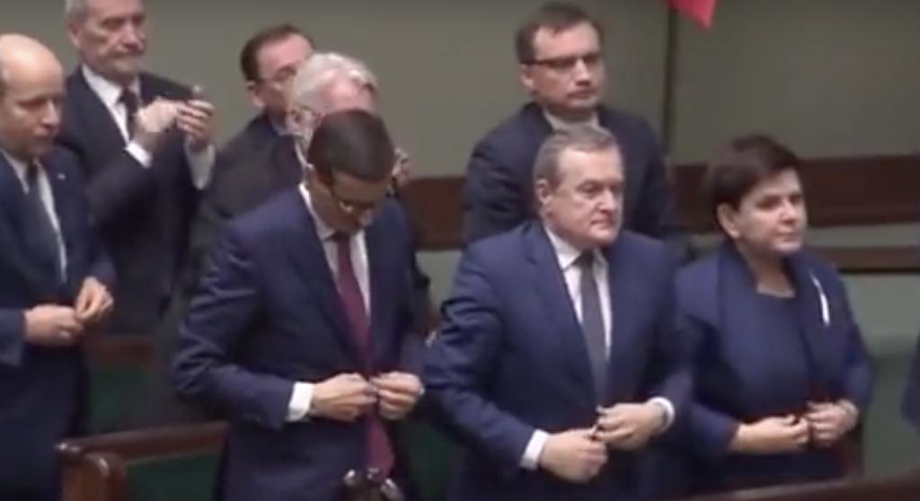 Tak rząd PiS tuszuje wielką aferę. Skoordynowana akcja za plecami Polaków