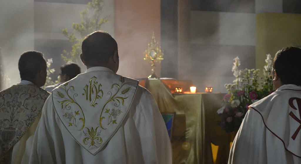 Jak ci nie wstyd! Proboszcz wprost apeluje, żebyście zasypali go "stówkami albo więcej"