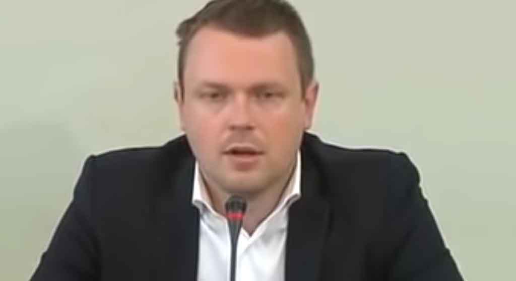 OHYDA! Chuligani wybili szyby w mieszkaniu syna Donalda Tuska, PiS właśnie uczynił ich życie niebem