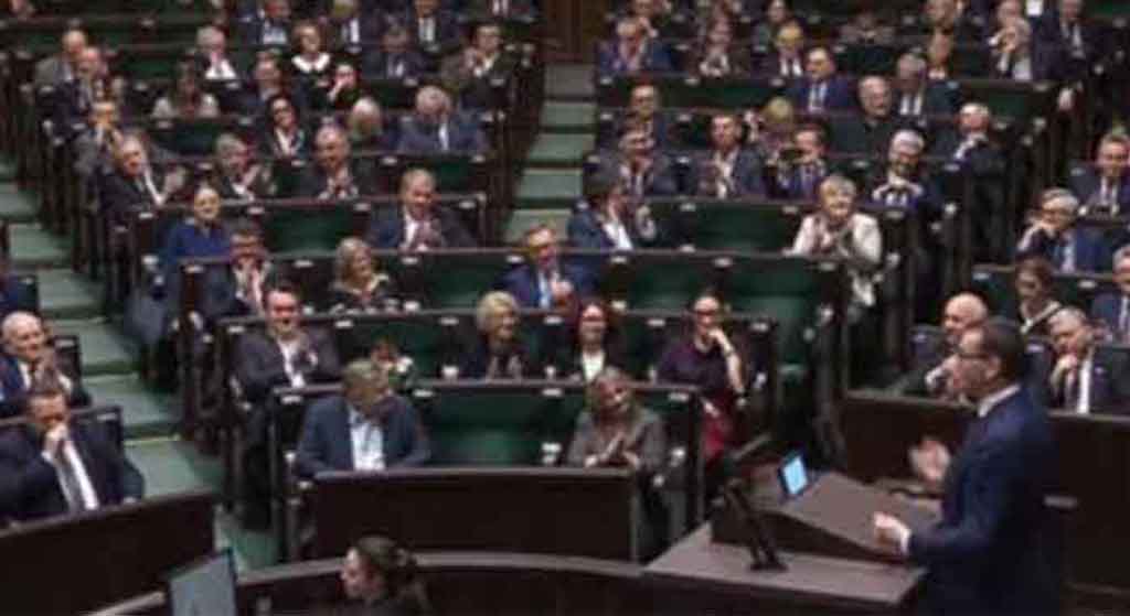 Posłowie omijają obniżki pensji. Zarabiają jeszcze więcej