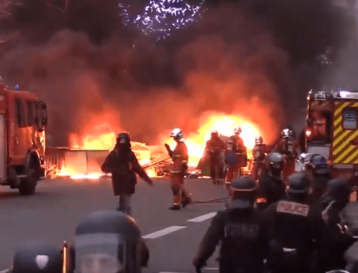 Paryż: Żółte kamizelki znów podpaliły stolicę, trwają starcia (zdjęcia)
