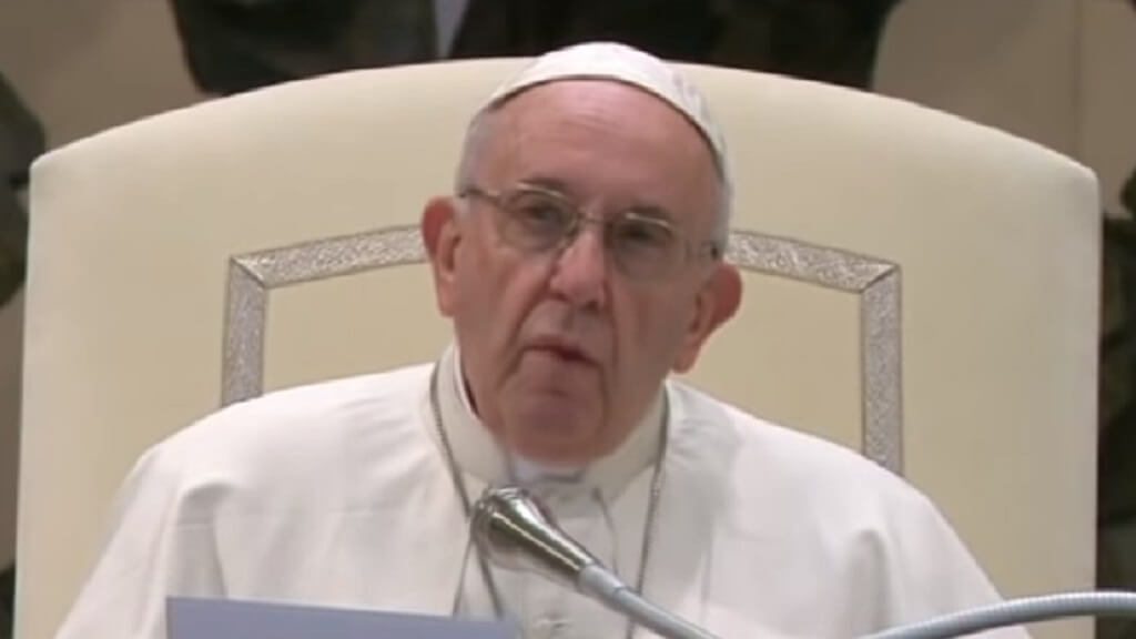 "Przestańcie błyszczeć własnym światłem". Papież Franciszek upomina księży
