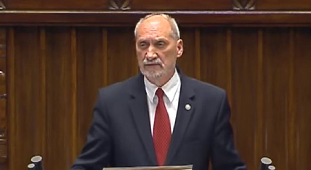 Z dala od władzy rośnie w siłę. Macierewicz szykuje się na wielki powrót