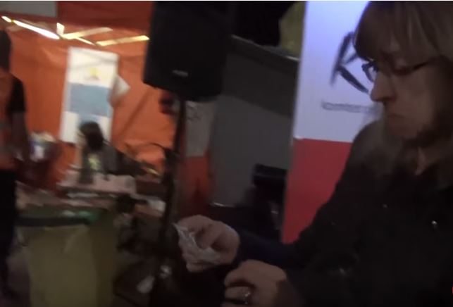 Działacze KOD zdziwieni. Wręczali im nietypowe banknoty. "To na alimenty" (video)