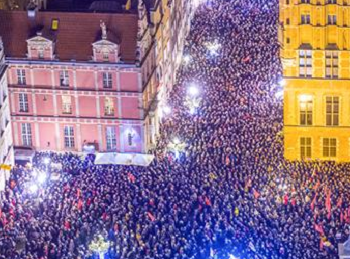 Morze ludzi w Gdańsku. Zdjęcie ku czci Adamowicza przejdzie do historii