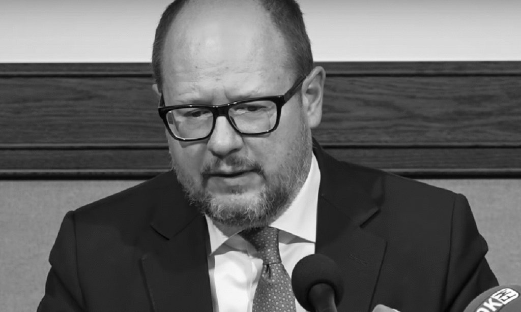 Z żoną i córkami był w USA. To dlatego Adamowicz sam powrócił do Polski
