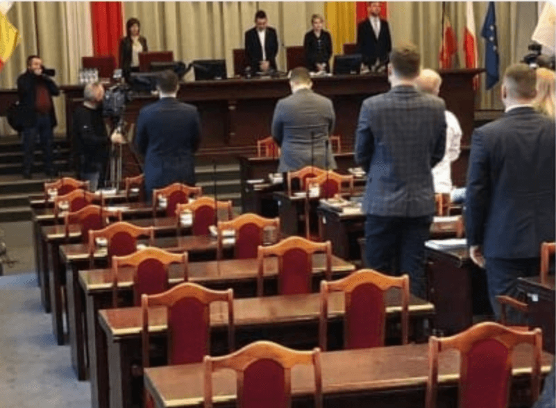 Politycy PiS nie uczcili pamięci Pawła Adamowicza. Skandal na sesji rady miasta