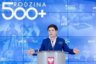 Samotni rodzice mają problem z 500+. Ministerstwo nie chce płacić