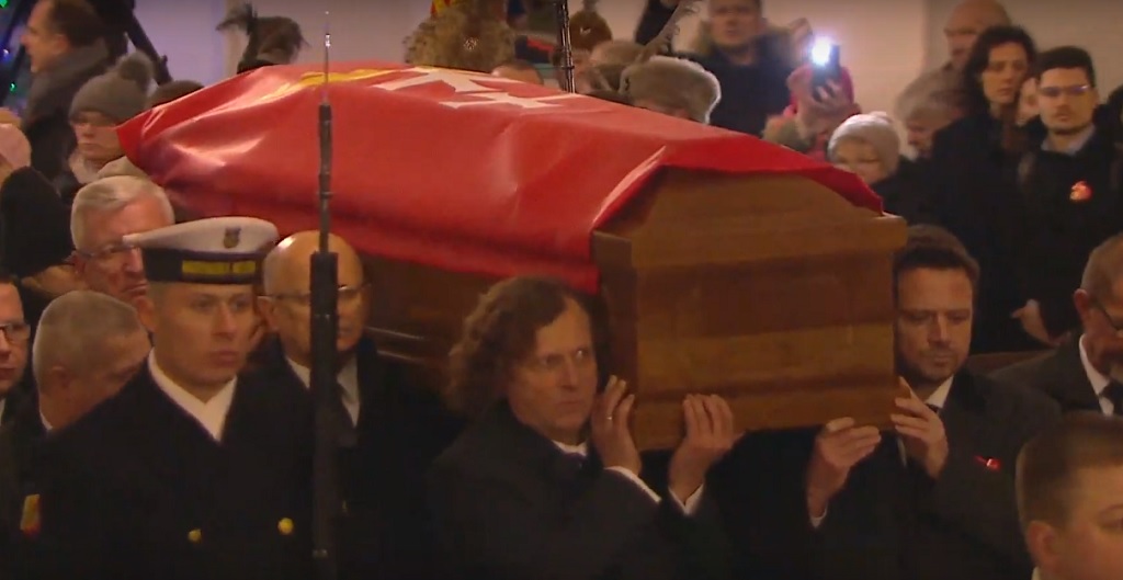 Afera! Widzowie atakują TVN i Polsat za to, co zrobili przed pogrzebem Adamowicza