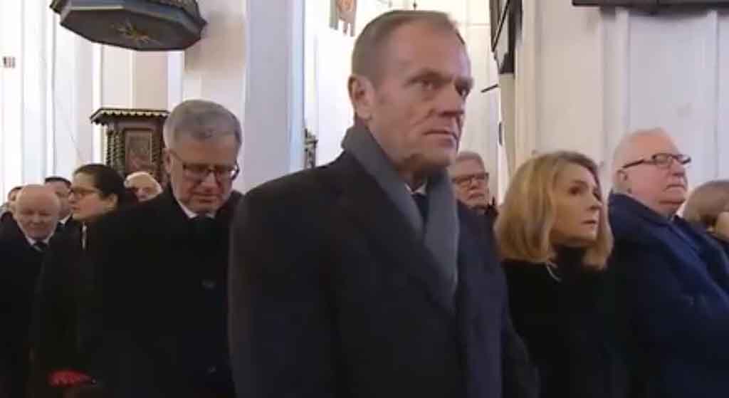 Żenujące tłumaczenie ze sposobu pokazania Tuska w "Wiadomościach" na pogrzebie Adamowicza