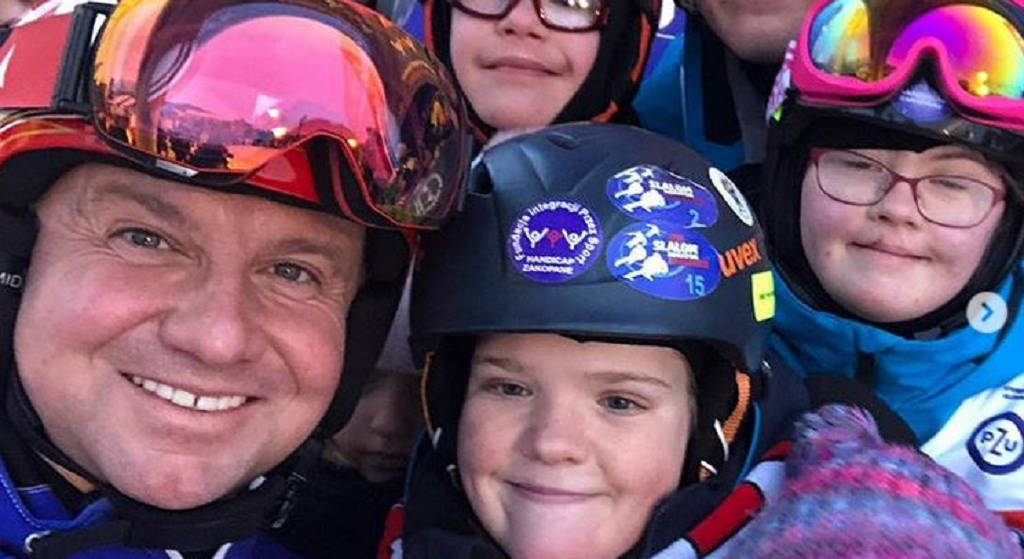 Dzień po żałobie narodowej Andrzej Duda szaleje na nartach. Humor mu dopisuje