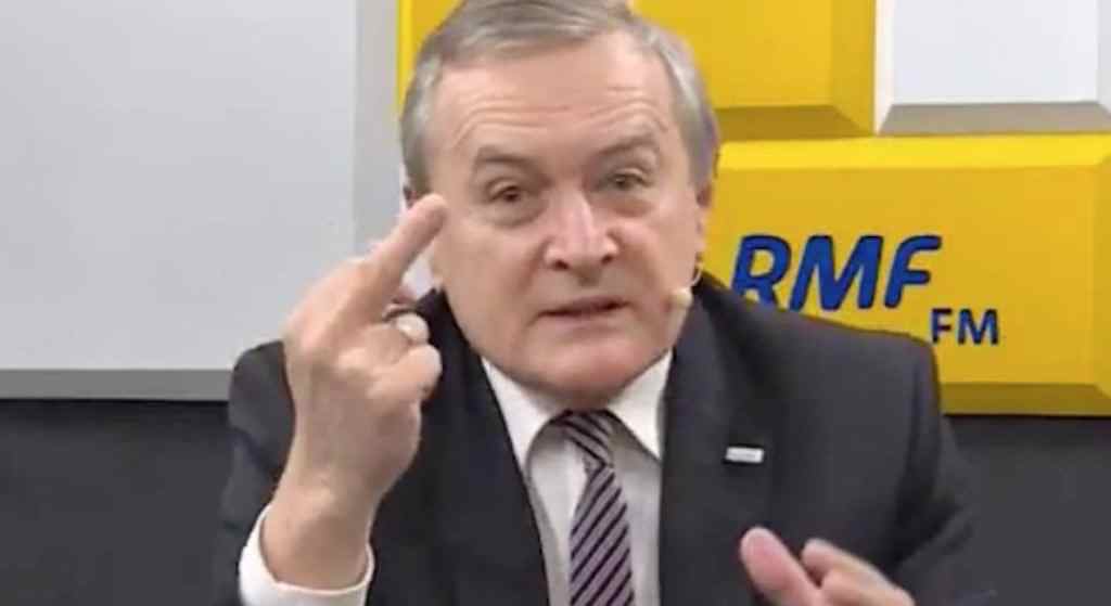 Piotr Gliński pokazuje środkowy palec! Co za wpadka ministra kultury