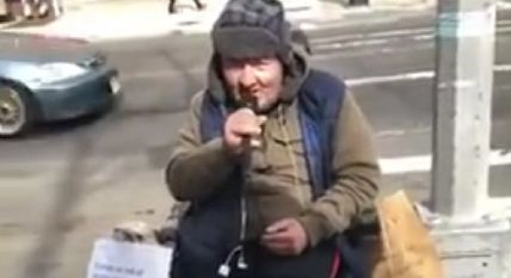 Spotkała kultowego polskiego piosenkarza w kawiarni. Dziś jest bezdomny i nie ma nóg