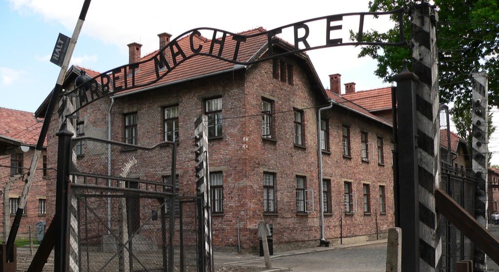 Wstyd. Zagraniczne media atakują Polskę za brak reakcji na antysemitów w Auschwitz