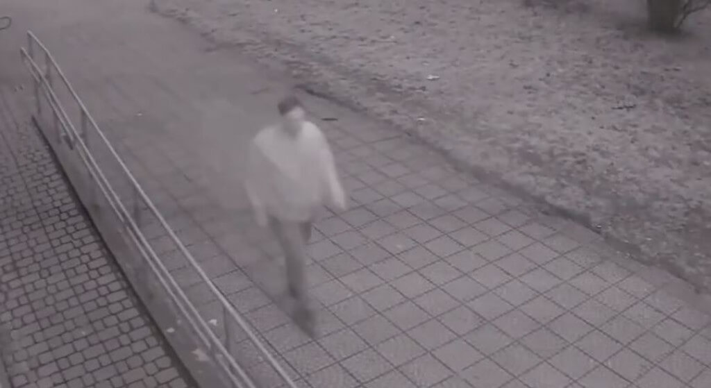 Policja prosi o pomoc. Ten 40-latek napadł na dziewczynkę na klatce schodowej