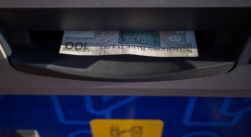 Biegnij do bankomatu i wypłać gotówkę! W weekend utrudnienia w wielkich bankach
