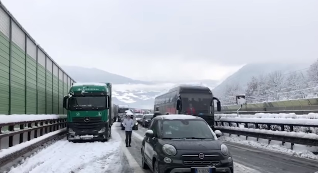 "To makabra". Tysiące utknęły na autostradzie, wśród nich są Polacy