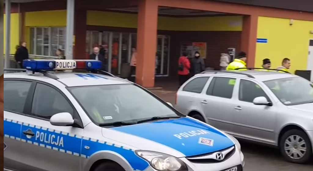 Wielka awantura przed Biedronką. Nagle z BMW wysiadło 5 mężczyzn, 6 radiowozów w akcji