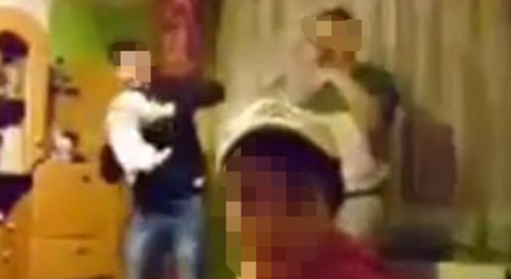 Nastolatkowie brutalnie zamęczają królika podczas "zabawy". Nagrali film