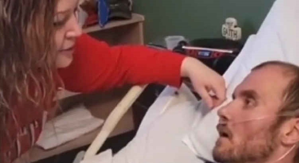 Mąż umierał na oczach żony. Tuż przed śmiercią zaśpiewała mu ukochaną piosenkę