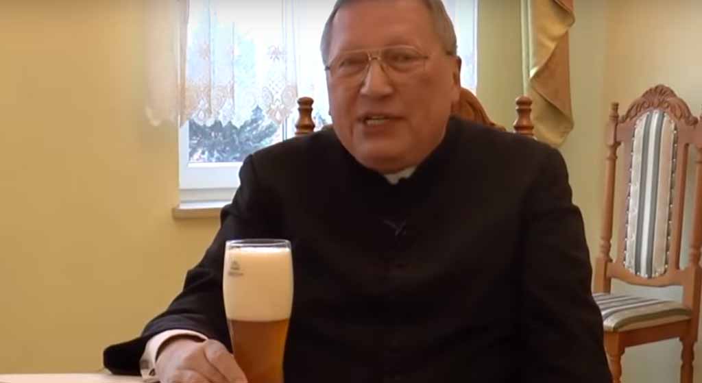 Mężczyzna ujawnił wizerunek księdza pijącego alkohol. Duchowny: "Nagrało mnie ludzkie zero"