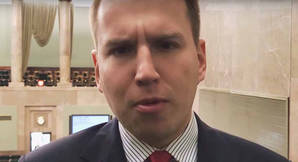 Skandal! Andruszkiewicz chce UCISZYĆ TVN i inne media po materiale Superwizjera