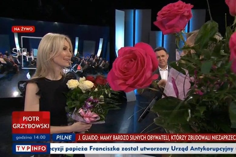 Skandal podczas kwiatów dla Ogórek w TVP. Protestujący nazwani małpami