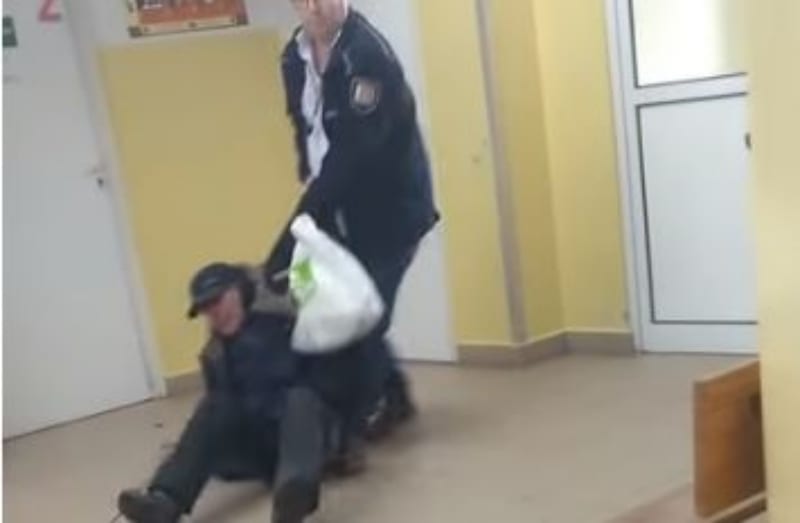 Niepełnosprawny bezdomny chciał się zbadać. Potraktowano go w okrutny sposób