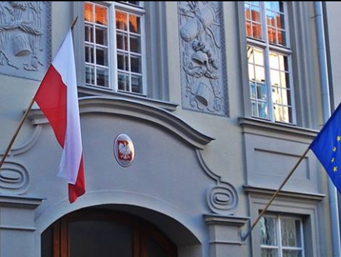 Wilno: Nieznani sprawcy zaatakowali polską ambasadę