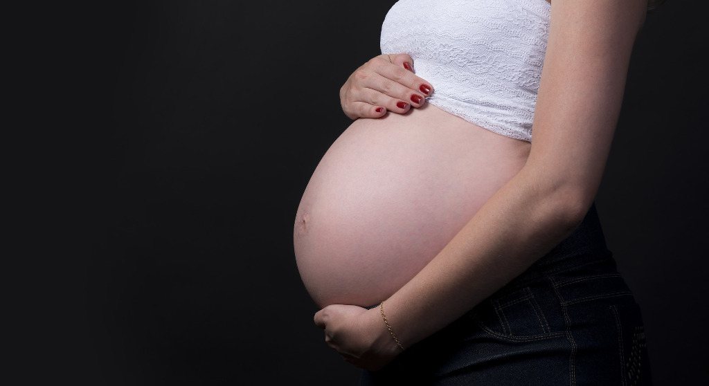 Wyrzucił ciężarną żonę przez balkon. Zapadł wyrok, wystarczający?