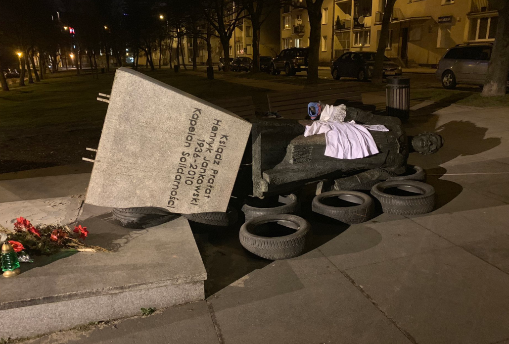 Dantejskie sceny w Gdańsku. Agresywna grupka broni resztek pomnika Jankowskiego