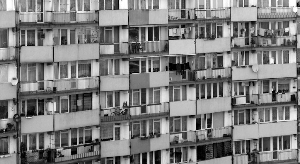 Nie żyje młoda dziewczyna. Nagła, tajemnicza śmierć w bloku mieszkalnym
