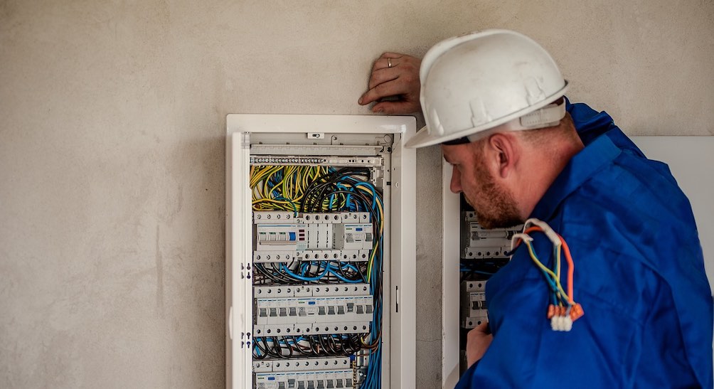 Ile zarabia elektryk po technikum? Czy w Polsce można się z tego utrzymać?