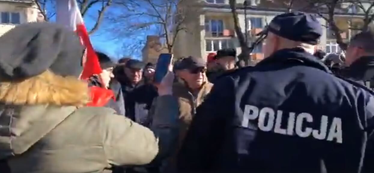 Gorąco w Gdańsku! Wzburzeni przeciwnicy i zwolennicy Jankowskiego pod jego pomnikiem