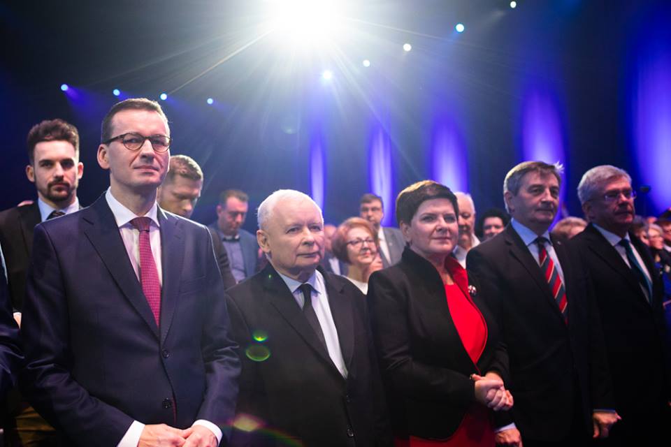 Niczego się nie nauczyli. Znowu milionowe premie w rządzie PiS