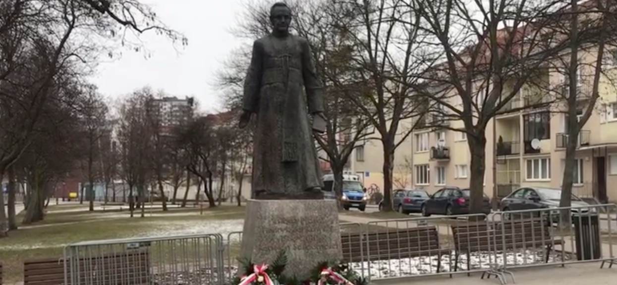 Pomnik Jankowskiego znowu stoi. Nielegalna akcja zwolenników prałata