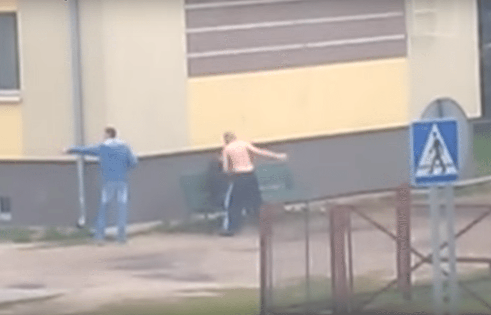 Łomża: Jedna osoba terroryzuje całą ulicę, policja niewiele robi. "On zagraża dzieciom!" (video)
