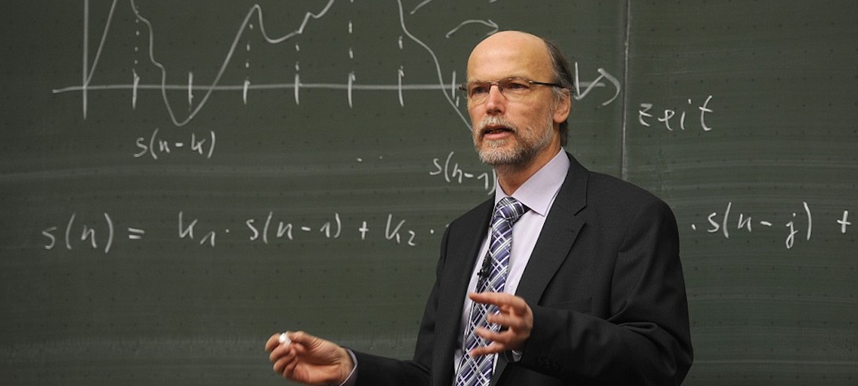 Ile zarabia doktor na uczelni? Te zarobki to śmiech przez łzy
