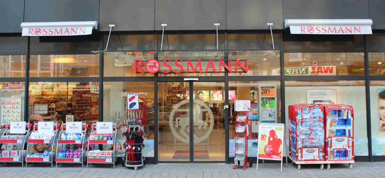 Legendarny kosmetyk przeceniony niemal o połowę. Tłumy rzucą się na promocję w Rossmannie, pospieszcie się