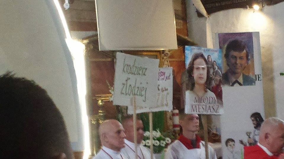 Napisy "złodzieje" i "kradzierz" w kościele. Ksiądz obrażał rodziców i dzieci podczas I komunii