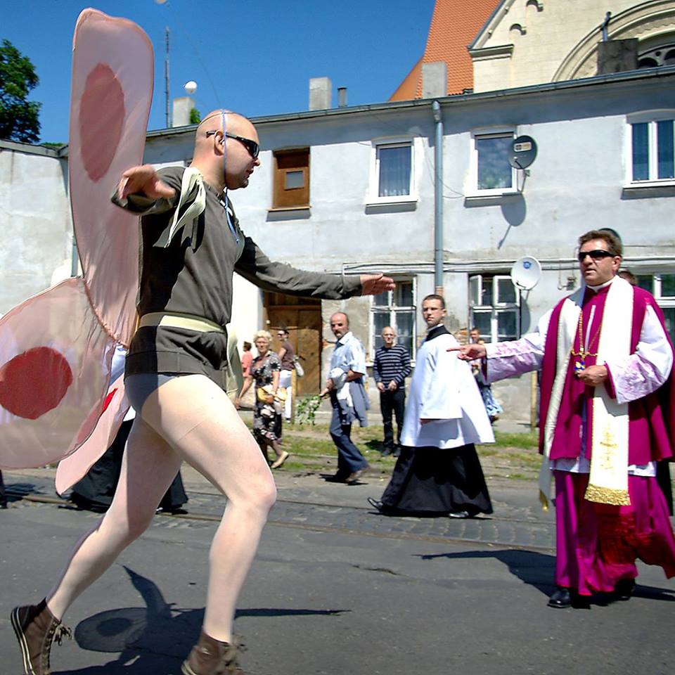 Człowiek-motyl znowu w akcji: Kobiety, nie macie żadnych praw w Kościele