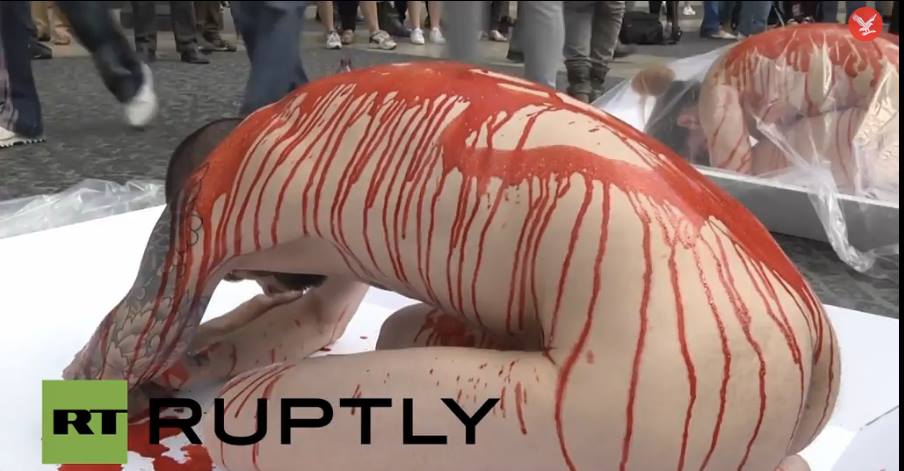 Protest wegan. Rozebrali się do naga, polali krwią, zafoliowali i zapakowali do pudełek