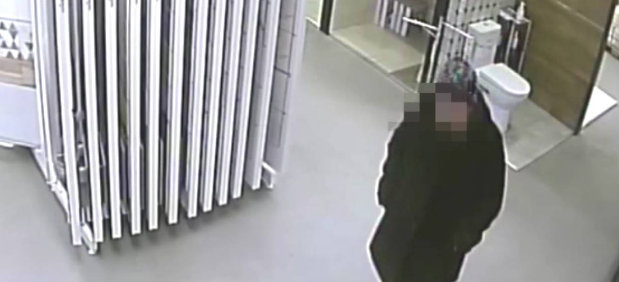 Skorzystała z toalety na wystawie sklepowej. Wszystko zarejestrował monitoring
